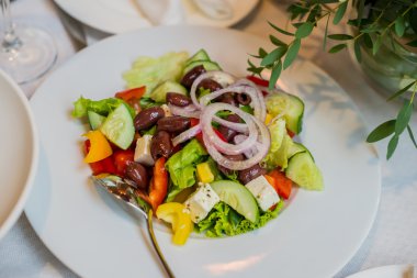 Beyaz tabakta Yunan salatası