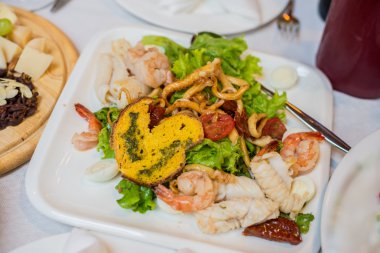 Deniz ürünleri salatası - karides, kalamar ahtapot