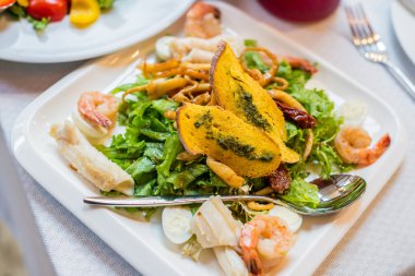 Deniz ürünleri salatası - karides, kalamar ahtapot