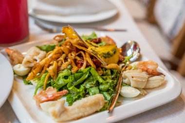 Deniz ürünleri salatası - karides, kalamar ahtapot