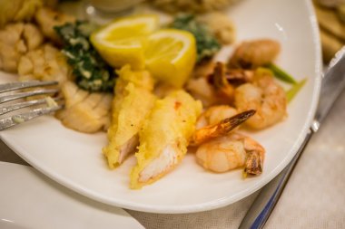 Deniz ürünleri salatası - karides, kalamar ahtapot