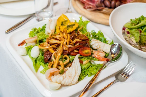 Deniz ürünleri salatası - karides, kalamar ahtapot
