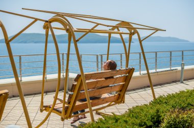 Kız salıncakta oturuyor