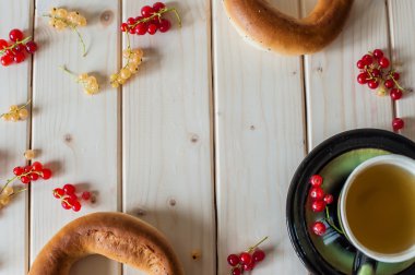 Yeşil çay, simit ve Frenk üzümü