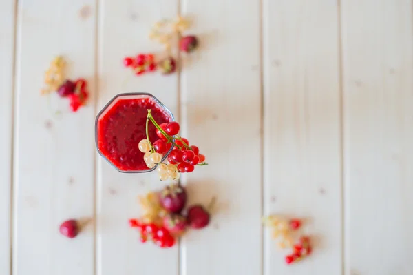 Smoothies of strawberries and currants — Stock Photo, Image