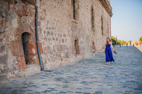 Kız kaldırımda yalınayak gider — Stok fotoğraf