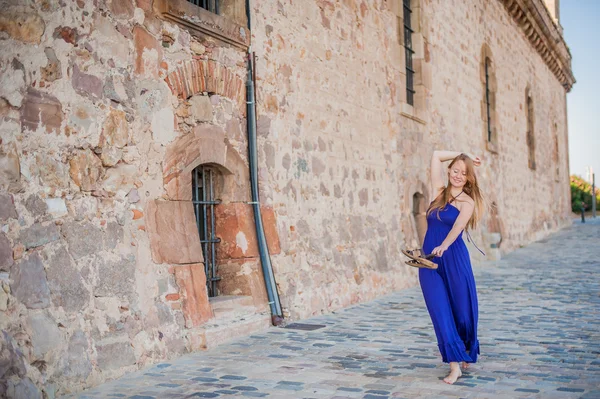 Mädchen geht barfuß auf den Bürgersteig — Stockfoto