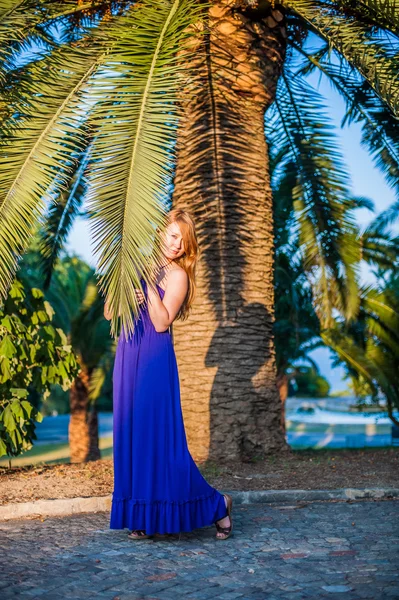 The girl behind the palm leaf — Stock Photo, Image