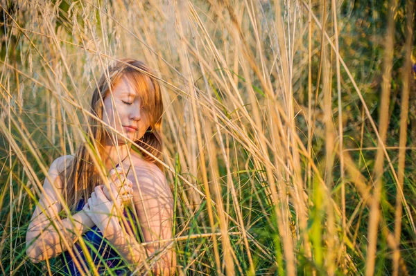 La fille parmi les hautes herbes séchées — Photo