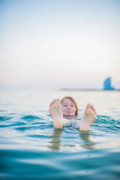 소녀가 바다에서 수영 — 스톡 사진