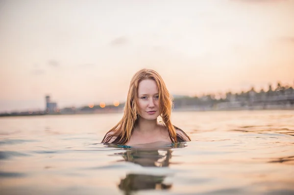 Menina nada no mar — Fotografia de Stock