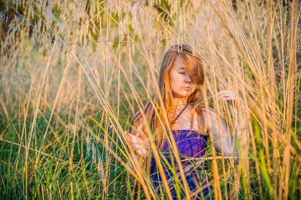 La fille parmi les hautes herbes séchées — Photo