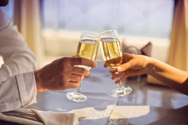 Manos Hombre y mujer con copas de champán —  Fotos de Stock