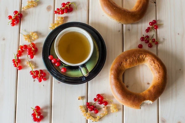 Teh hijau, bagel dan currant — Stok Foto