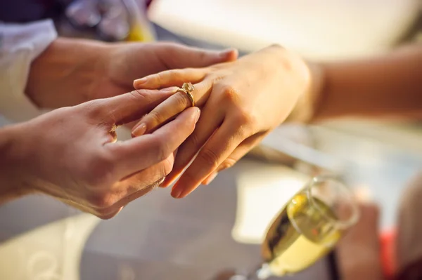 The man wears a wedding ring on woman's hand — Stock Photo, Image