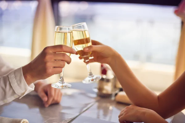 Manos Hombre y mujer con copas de champán — Foto de Stock