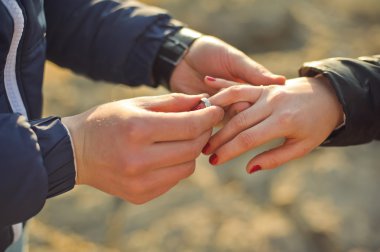 Kadın eli üzerinde bir nikah yüzüğü..... .adam kullanıyor