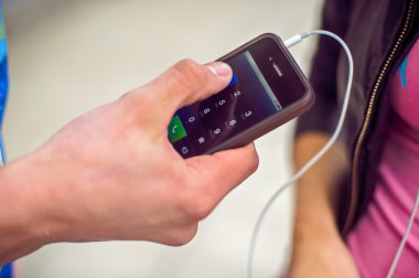 Adam ve kız telefon numaraları alışverişi