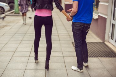 Sokakta yürüyen genç adam ve kadın