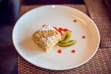 Kafede bir tepside kek