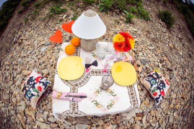 Doğa kavramı üzerinde romantik akşam yemeği