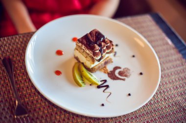 Kafede bir tepside kek