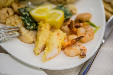 Deniz ürünleri salatası - karides, kalamar ahtapot