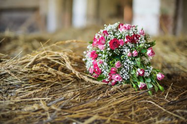 Saman içinde kırmızı gelin buketi