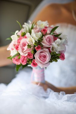 Gelin holding pembe düğün buketi