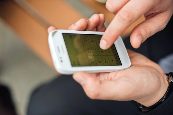 Les mains de l'homme écrivent le numéro de téléphone — Photo