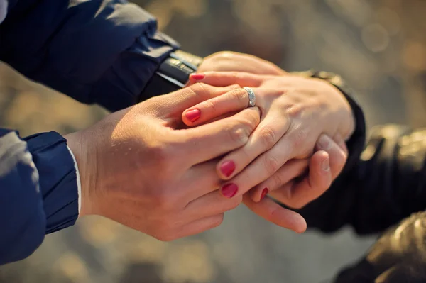 Ο άνθρωπος φοράει ένα γαμήλιο δαχτυλίδι στο χέρι της γυναίκας — Φωτογραφία Αρχείου
