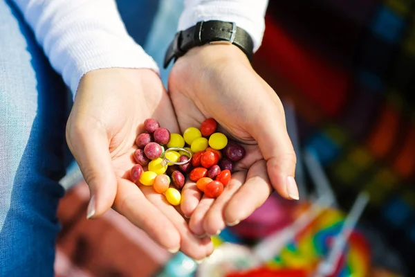 Anillo de boda en los dulces en las manos de las mujeres — Foto de Stock