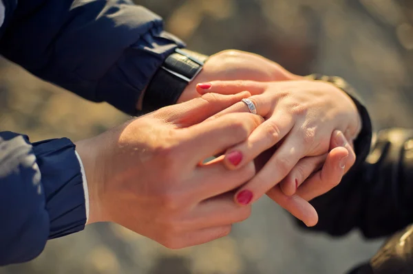 El hombre lleva un anillo de bodas — Foto de Stock