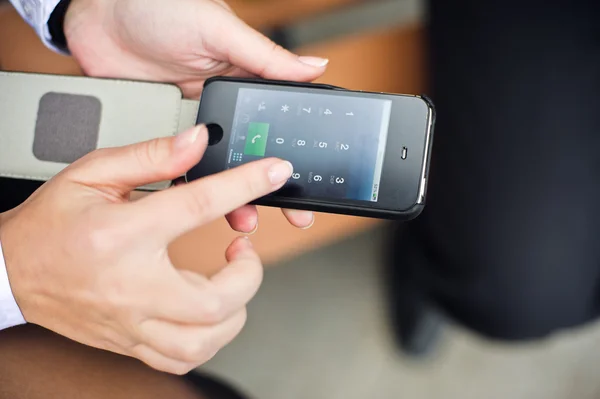 Les mains de la femme écrivent le numéro de téléphone — Photo