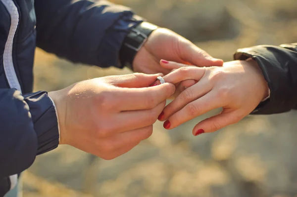 Man wears a wedding ring on woman's hand — Stock Photo, Image