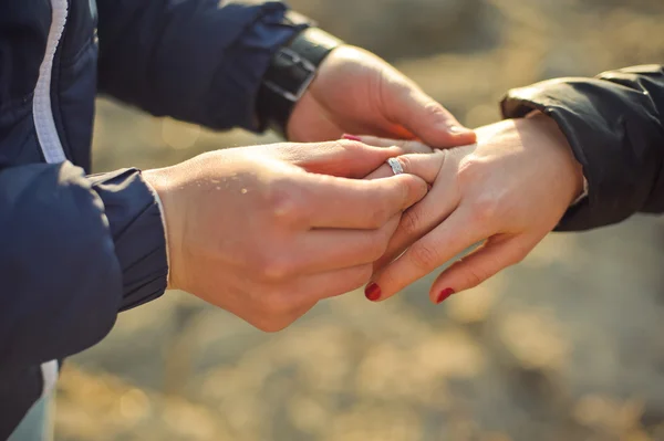 El hombre lleva un anillo de bodas en la mano de la mujer — Foto de Stock