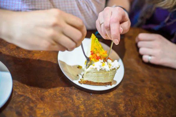 Hombre y mujer comiendo un pedazo de pastel — Foto de Stock