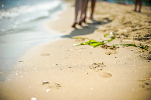 Άνδρας και μια γυναίκα, πάει στην άμμο — Φωτογραφία Αρχείου