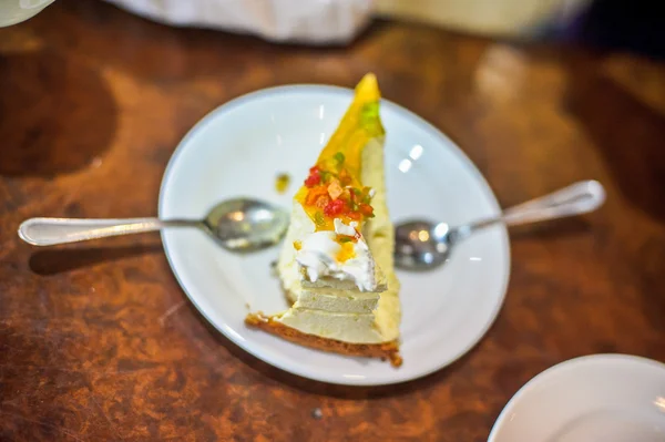 Pastel de chocolate mordido con migas en un plato — Foto de Stock