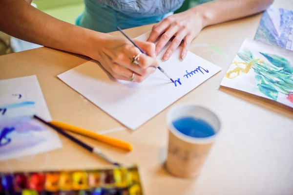 Draws the brush on the paper blue — Stock Photo, Image