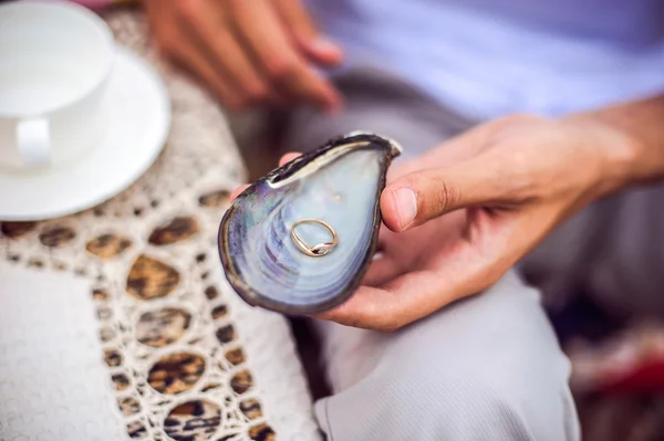 Shell com anel de noivado dentro — Fotografia de Stock