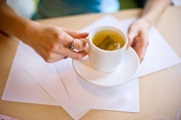 Jeune femme tenant une tasse de thé — Photo