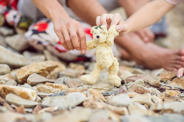 Homem e mulher estão segurando um urso de pelúcia — Fotografia de Stock