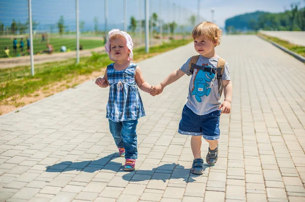 Хлопчик і дівчинка ходять по всьому футбольному полю — стокове фото