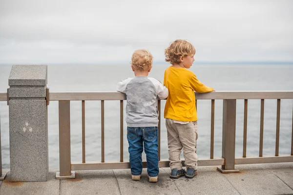 Мальчик и девочка смотрят на море — стоковое фото