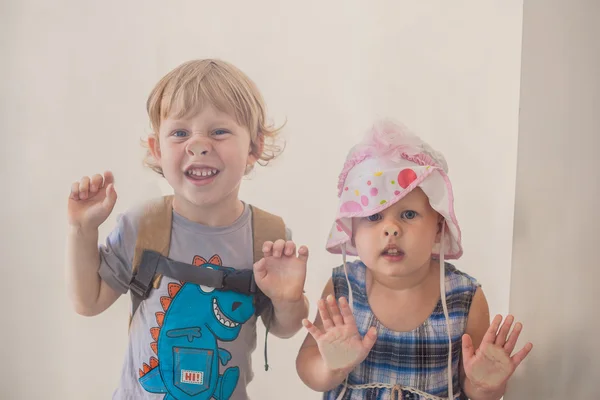 Toddlers Boy and girl pressed his nose to the glass — Stock Photo, Image