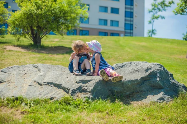 Totyogó fiú és lány csók a nyári park — Stock Fotó