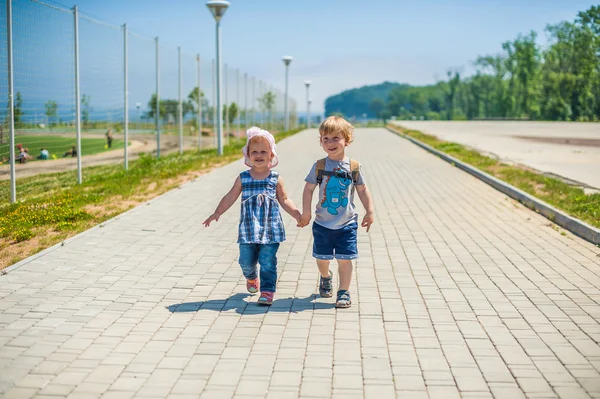 幼児の男の子と女の子が行く — ストック写真