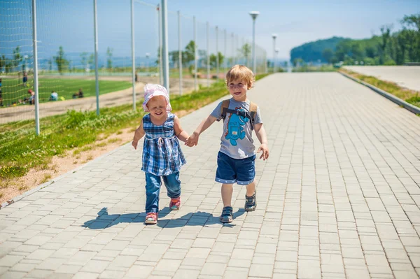 Хлопчик і дівчинка ходять по всьому футбольному полю — стокове фото