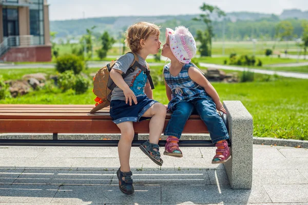 Peuters jongen en meisje kussen in zomer park — Stockfoto